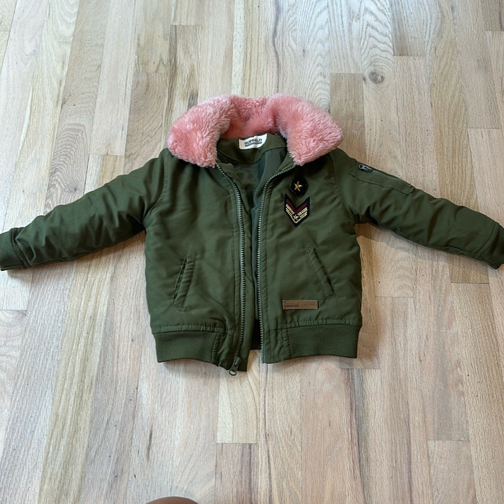 2T green bomber jacket with zipper and pink fur collar